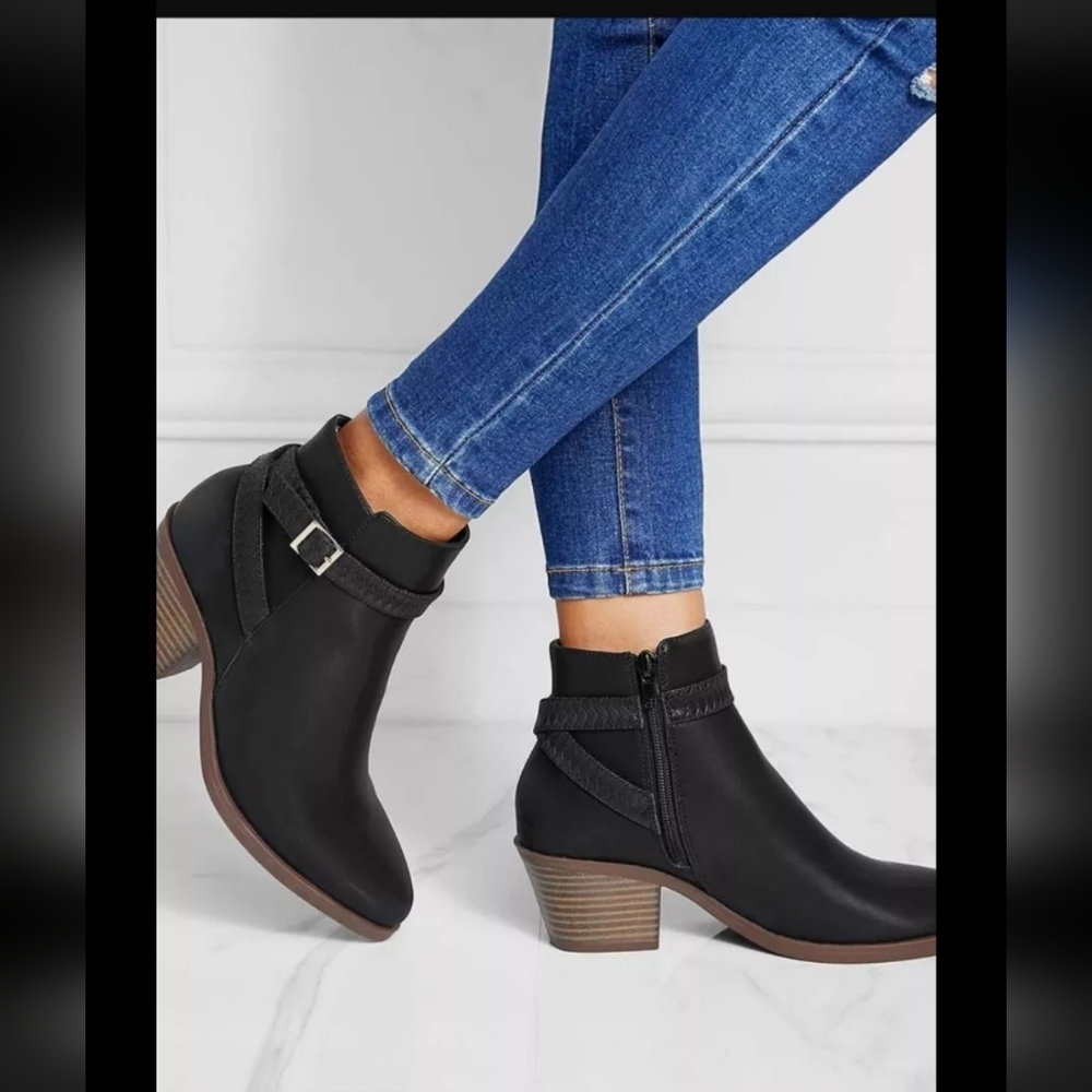 Gold & Gold FIRE! NIB! Buckle Accent Thick Heeled Ankle Boot in Black. Sz 7 R2S!